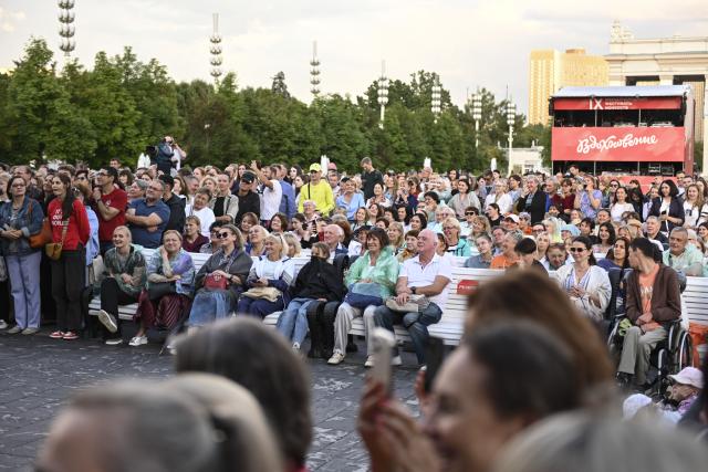 (260724) -- MOSCOW, July 24, 2026 (Xinhua) -- People watch a performance during the 9th "Inspiration" International Arts Festival at the Exhibition of Achievements of National Economy in Moscow, Russia, on July 23, 2026. The 9th "Inspiration" International Arts Festival is held here from July 23 to 26. Artists from Russia, China, India and other countries will put on performances including music, drama and dance. (Photo by Alexander Zemlianichenko Jr/Xinhua)