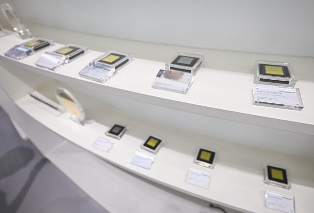 (260724) -- SUZHOU, July 24, 2026 (Xinhua) -- This photo taken on July 22, 2026 shows laser chips at an exhibition hall of Suzhou Everbright Photonics Co., Ltd. in Suzhou, east China's Jiangsu Province. TO GO WITH "Economic Watch: Photonics industry thrives in east China's Suzhou" (Xinhua/Chen Yehua)