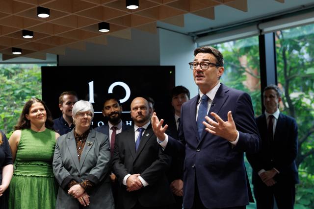 (260724) -- MANCHESTER, July 24, 2026 (Xinhua) -- British Prime Minister Andy Burnham speaks to staff at No10 North office in Manchester, Britain, on July 24, 2026. British Prime Minister Andy Burnham on Thursday began working from a new government office in Manchester, dubbed "No10 North," as part of his plan to shift economic decision-making away from Westminster and devolve more powers to local authorities.
   Located at Heron House in central Manchester, the office will serve as the government's new "situation room for growth," coordinating work on local economic development and devolution, according to a government statement. (Simon Dawson/No. 10 Downing Street/Handout via Xinhua)