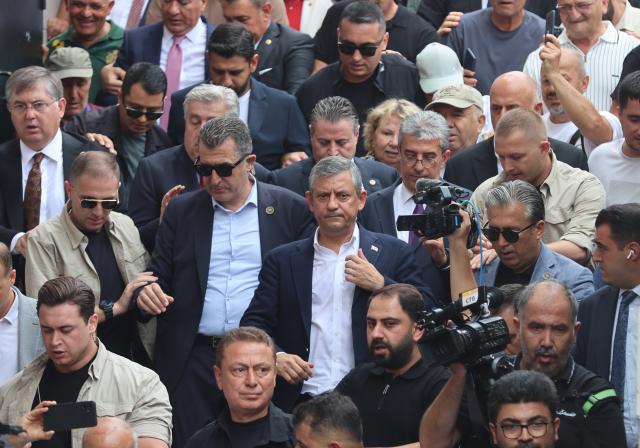 (260724) -- ANKARA, July 24, 2026 (Xinhua) -- Ozgur Ozel (C) marches to the parliament building in Ankara, Türkiye, July 24, 2026. Ozgur Ozel, leader of Türkiye's biggest opposition party, the Republican People's Party (CHP), resigned on Friday to launch a new political party alongside 90 lawmakers, marking a major shift in the country's opposition landscape, Türkiye's Hurriyet newspaper reported. (Mustafa Kaya/Handout via Xinhua)