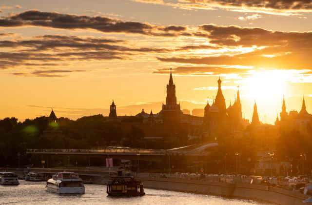 (260725) -- BEIJING, July 25, 2026 (Xinhua) -- This photo taken on July 23, 2026 shows the sunset scenery over the Moskva River in Moscow, Russia. (Xinhua/Feng Kaihua)