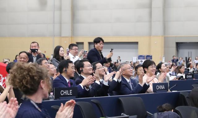 (260725) -- BUSAN, July 25, 2026 (Xinhua) -- Chinese delegates celebrate the inscription of China's Jingdezhen Handicraft Porcelain Industry Sites on the United Nations Educational, Scientific and Cultural Organization (UNESCO) World Heritage List during the 48th session of the World Heritage Committee in Busan, South Korea, July 25, 2026. The UNESCO added China's Jingdezhen Handicraft Porcelain Industry Sites to the World Heritage List on Saturday during the 48th session of the World Heritage Committee held in Busan, South Korea.
   The inscription brings the total number of World Heritage sites in China to 61. (Xinhua/Yao Qilin)