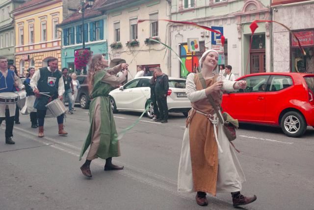 (260725) -- SIGHISOARA, July 25, 2026 (Xinhua) -- Local residents perform ribbon juggling in a parade during the Sighisoara Medieval Festival in Sighisoara, Romania, July 24, 2026. The annual Sighisoara Medieval Festival kicked off here on Friday and will last until Sunday. First launched in 1992, the festival is now a distinctive historical celebration in Europe, which revives medieval culture and traditions through various activities. The historic center of Sighisoara was inscribed as a UNESCO World Heritage in 1999. (Xinhua/Yao Yulin)