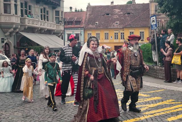 (260725) -- SIGHISOARA, July 25, 2026 (Xinhua) -- Local residents attend a parade during the Sighisoara Medieval Festival in Sighisoara, Romania, July 24, 2026. The annual Sighisoara Medieval Festival kicked off here on Friday and will last until Sunday. First launched in 1992, the festival is now a distinctive historical celebration in Europe, which revives medieval culture and traditions through various activities. The historic center of Sighisoara was inscribed as a UNESCO World Heritage in 1999. (Xinhua/Yao Yulin)