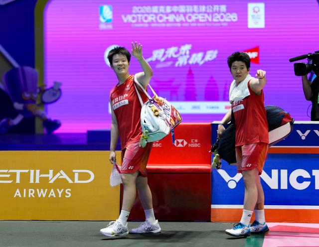 (260725) -- CHANGZHOU, July 25, 2026 (Xinhua) -- Liu Shengshu (L)/Tan Ning wave to spectators after winning the women's doubles semifinal match between Liu Shengshu/Tan Ning of China and Baek Ha Na/Lee So Hee of South Korea at the 2026 China Open badminton tournament in Changzhou, east China's Jiangsu Province, July 25, 2026. (Xinhua/Sun Fei)