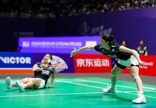 (260725) -- CHANGZHOU, July 25, 2026 (Xinhua) -- Baek Ha Na/Lee So Hee (R) compete during the women's doubles semifinal match between Liu Shengshu/Tan Ning of China and Baek Ha Na/Lee So Hee of South Korea at the 2026 China Open badminton tournament in Changzhou, east China's Jiangsu Province, July 25, 2026. (Xinhua/Sun Fei)