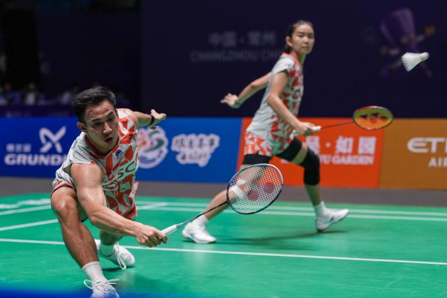(260725) -- CHANGZHOU, July 25, 2026 (Xinhua) -- Dechapol Puavaranukroh (L)/Supissara Paewsampran compete during the mixed doubles semifinal match between Guo Xinwa/Chen Fanghui of China and Dechapol Puavaranukroh/Supissara Paewsampran of Thailand at the 2026 China Open badminton tournament in Changzhou, east China's Jiangsu Province, July 25, 2026. (Xinhua/Li Bo)