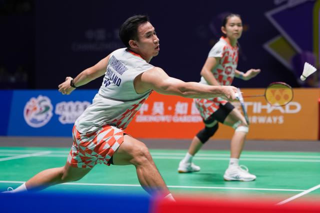 (260725) -- CHANGZHOU, July 25, 2026 (Xinhua) -- Dechapol Puavaranukroh (front)/Supissara Paewsampran compete during the mixed doubles semifinal match between Guo Xinwa/Chen Fanghui of China and Dechapol Puavaranukroh/Supissara Paewsampran of Thailand at the 2026 China Open badminton tournament in Changzhou, east China's Jiangsu Province, July 25, 2026. (Xinhua/Li Bo)