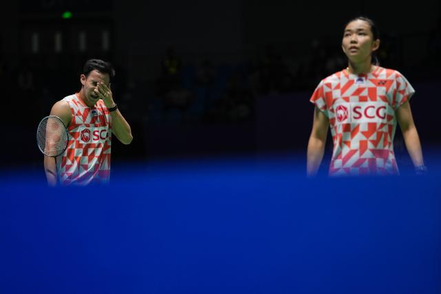 (260725) -- CHANGZHOU, July 25, 2026 (Xinhua) -- Dechapol Puavaranukroh (L)/Supissara Paewsampran react during the mixed doubles semifinal match between Guo Xinwa/Chen Fanghui of China and Dechapol Puavaranukroh/Supissara Paewsampran of Thailand at the 2026 China Open badminton tournament in Changzhou, east China's Jiangsu Province, July 25, 2026. (Xinhua/Li Bo)