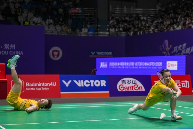 (260725) -- CHANGZHOU, July 25, 2026 (Xinhua) -- Guo Xinwa/Chen Fanghui (R) compete during the mixed doubles semifinal match between Guo Xinwa/Chen Fanghui of China and Dechapol Puavaranukroh/Supissara Paewsampran of Thailand at the 2026 China Open badminton tournament in Changzhou, east China's Jiangsu Province, July 25, 2026. (Xinhua/Li Bo)