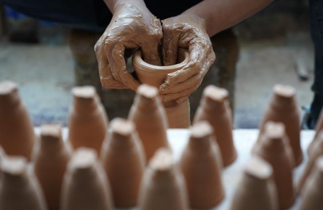 (260725) -- JINGDEZHEN, July 25, 2026 (Xinhua) -- This file photo taken on Aug. 28, 2024 shows a craftsman making the clay body on the wheel at a studio in Jingdezhen, east China's Jiangxi Province. The United Nations Educational, Scientific and Cultural Organization (UNESCO) added China's Jingdezhen Handicraft Porcelain Industry Sites to the World Heritage List on Saturday during the 48th session of the World Heritage Committee held in Busan, South Korea.
   The inscription brings the total number of World Heritage sites in China to 61. (Xinhua/Wan Xiang)