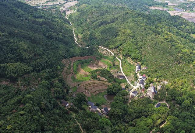(260725) -- JINGDEZHEN, July 25, 2026 (Xinhua) -- An aerial drone photo take on May 28, 2026 shows a view of the Gaoling Porcelain Clay Mining Site in Jingdezhen, east China's Jiangxi Province. The United Nations Educational, Scientific and Cultural Organization (UNESCO) added China's Jingdezhen Handicraft Porcelain Industry Sites to the World Heritage List on Saturday during the 48th session of the World Heritage Committee held in Busan, South Korea.
   The inscription brings the total number of World Heritage sites in China to 61. (Xinhua/Zhou Mi)