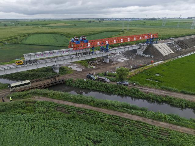 (260725) -- JIAMUSI, July 25, 2026 (Xinhua) -- An aerial drone photo taken on July 25, 2026 shows the construction site of the Tongjiang super major bridge in northeast China's Heilongjiang Province. The beam erection work of the 10,435-meter Tongjiang super major bridge, which is part of the capacity expansion and upgrading project for the Jiamusi-Tongjiang Railway, was successfully completed on Saturday. 
   Upon completion, the 258-kilometer-long railway will boost the transport capacity of Tongjiang port, a key gateway along the eastern route of the China-Europe freight train service. (Xinhua/Wang Song)