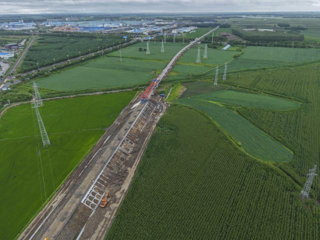 (260725) -- JIAMUSI, July 25, 2026 (Xinhua) -- An aerial drone photo taken on July 25, 2026 shows the construction site of the Tongjiang super major bridge in northeast China's Heilongjiang Province. The beam erection work of the 10,435-meter Tongjiang super major bridge, which is part of the capacity expansion and upgrading project for the Jiamusi-Tongjiang Railway, was successfully completed on Saturday. 
   Upon completion, the 258-kilometer-long railway will boost the transport capacity of Tongjiang port, a key gateway along the eastern route of the China-Europe freight train service. (Xinhua/Wang Song)