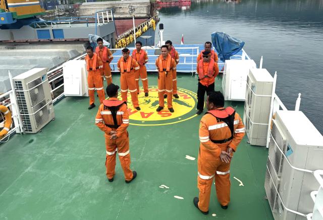 (260725) -- GORONTALO, July 25, 2026 (Xinhua) -- Rescuers prepare aboard a vessel during a search and rescue operation for a missing speedboat carrying 11 foreign tourists near Gorontalo, Indonesia, July 25, 2026. A search and rescue operation is underway for a speedboat carrying 11 foreign tourists that went missing off Gorontalo province in eastern Indonesia, local authorities said on Saturday.
   The speedboat, carrying 11 tourists from European countries as well as two Indonesian crew members, departed from a dive resort in Central Sulawesi on Friday morning and was bound for a port in Gorontalo. It was scheduled to arrive at around 11:00 a.m. local time but failed to reach its destination. (Photo by Fatma/Xinhua)