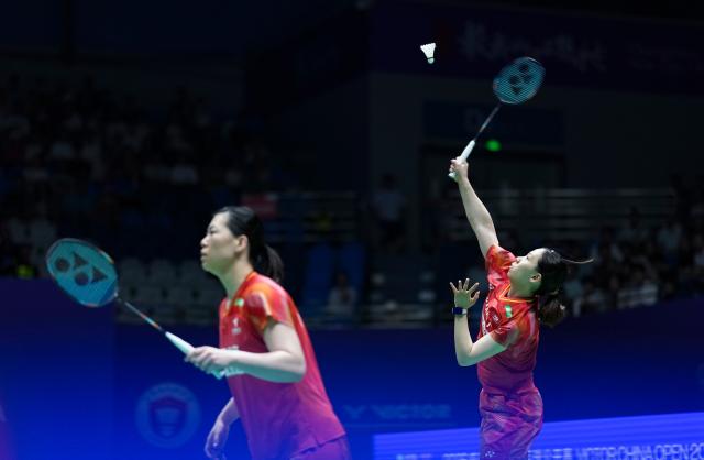 (260725) -- CHANGZHOU, July 25, 2026 (Xinhua) -- Li Yijing (R)/Luo Xumin compete during the women's doubles semifinal match between Li Yijing/Luo Xumin of China and Fukushima Yuki/Matsumoto Mayu of Japan at the China Open 2026 badminton tournament in Changzhou, east China's Jiangsu Province, July 25, 2026. (Xinhua/Sun Fei)