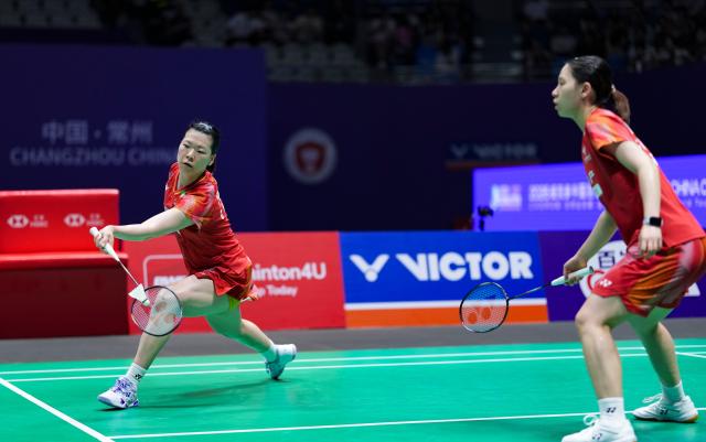 (260725) -- CHANGZHOU, July 25, 2026 (Xinhua) -- Li Yijing/Luo Xumin (L) compete during the women's doubles semifinal match between Li Yijing/Luo Xumin of China and Fukushima Yuki/Matsumoto Mayu of Japan at the China Open 2026 badminton tournament in Changzhou, east China's Jiangsu Province, July 25, 2026. (Xinhua/Sun Fei)