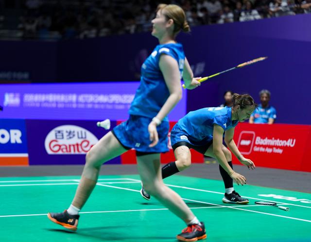 (260725) -- CHANGZHOU, July 25, 2026 (Xinhua) -- Fukushima Yuki (R)/Matsumoto Mayu react during the women's doubles semifinal match between Li Yijing/Luo Xumin of China and Fukushima Yuki/Matsumoto Mayu of Japan at the China Open 2026 badminton tournament in Changzhou, east China's Jiangsu Province, July 25, 2026. (Xinhua/Sun Fei)