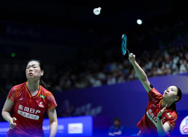 (260725) -- CHANGZHOU, July 25, 2026 (Xinhua) -- Li Yijing (R)/Luo Xumin compete during the women's doubles semifinal match between Li Yijing/Luo Xumin of China and Fukushima Yuki/Matsumoto Mayu of Japan at the China Open 2026 badminton tournament in Changzhou, east China's Jiangsu Province, July 25, 2026. (Xinhua/Sun Fei)