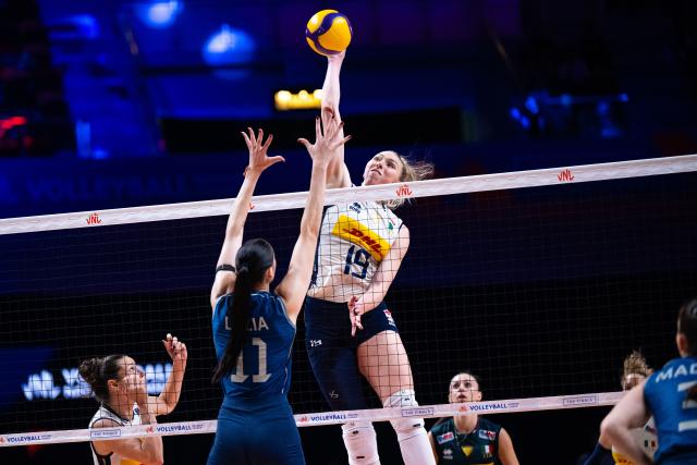 (260725) -- MACAO, July 25, 2026 (Xinhua) -- Sarah Luisa Fahr (top) of Italy spikes during the semifinal match between Brazil and Italy at the Women's Volleyball Nations League (VNL) 2026 Finals in Macao, south China, July 25, 2026. (Xinhua/Cheong Kam Ka)