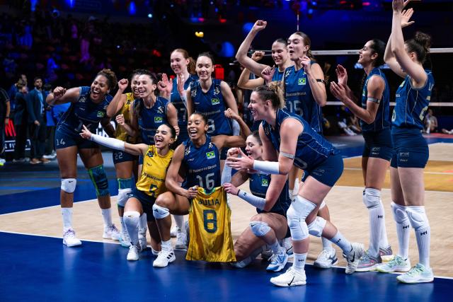 (260725) -- MACAO, July 25, 2026 (Xinhua) -- Players of Brazil celebrate after winning the semifinal match between Brazil and Italy at the Women's Volleyball Nations League (VNL) 2026 Finals in Macao, south China, July 25, 2026. (Xinhua/Cheong Kam Ka)