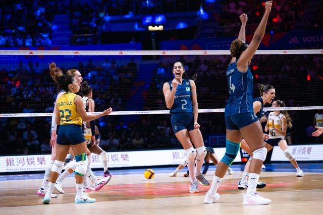 (260725) -- MACAO, July 25, 2026 (Xinhua) -- Players of Brazil celebrate during the semifinal match between Brazil and Italy at the Women's Volleyball Nations League (VNL) 2026 Finals in Macao, south China, July 25, 2026. (Xinhua/Cheong Kam Ka)