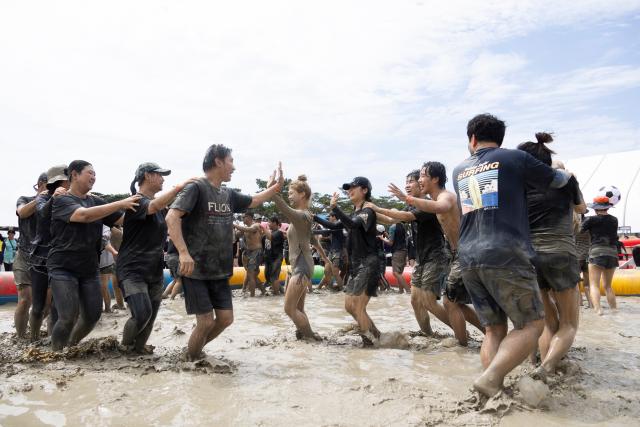 (260725) -- BORYEONG, July 25, 2026 (Xinhua) -- Tourists enjoy a mud experience during the 2026 Boryeong Mud Festival at the Daecheon beach in Boryeong, South Korea, July 25, 2026. (Photo by Jun Hyosang/Xinhua)
