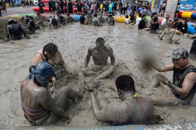 (260725) -- BORYEONG, July 25, 2026 (Xinhua) -- Tourists enjoy a mud experience during the 2026 Boryeong Mud Festival at the Daecheon beach in Boryeong, South Korea, July 25, 2026. (Photo by Jun Hyosang/Xinhua)