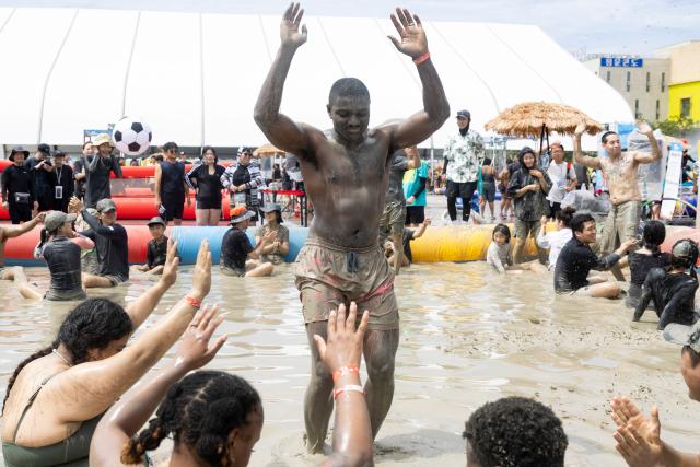 (260725) -- BORYEONG, July 25, 2026 (Xinhua) -- Tourists enjoy a mud experience during the 2026 Boryeong Mud Festival at the Daecheon beach in Boryeong, South Korea, July 25, 2026. (Photo by Jun Hyosang/Xinhua)