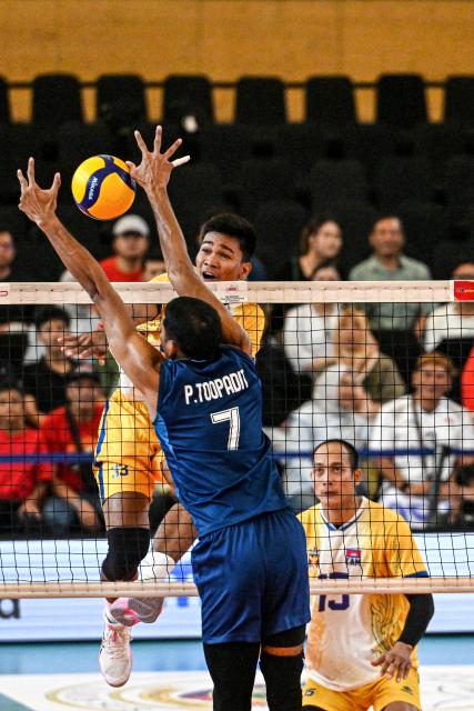 (260725) -- JAKARTA, July 25, 2026 (Xinhua) -- Ratha Ouk (Top) of Cambodia spikes the ball during the semifinal match between Cambodia and Thailand in the Second Leg of the Men's SEA Volleyball Cup 2026 in Jakarta, Indonesia, July 25, 2026. (Xinhua/Agung Kuncahya B.)