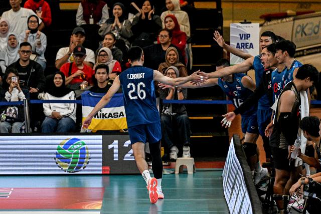 (260725) -- JAKARTA, July 25, 2026 (Xinhua) -- Chaiwat Thungkham (L) of Thailand greets his teammate after scoring during the semifinal match between Cambodia and Thailand in the Second Leg of the Men's SEA Volleyball Cup 2026 in Jakarta, Indonesia, July 25, 2026. (Xinhua/Agung Kuncahya B.)
