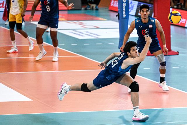 (260725) -- JAKARTA, July 25, 2026 (Xinhua) -- Thanat Bamrungphakdi (Front) of Thailand tries to save the ball during the semifinal match between Cambodia and Thailand in the Second Leg of the Men's SEA Volleyball Cup 2026 in Jakarta, Indonesia, July 25, 2026. (Xinhua/Agung Kuncahya B.)