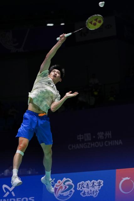 (260725) -- CHANGZHOU, July 25, 2026 (Xinhua) -- Victor Lai competes during the men's singles semifinal match between Toma Junior Popov of France and Victor Lai of Canada at the China Open 2026 badminton tournament in Changzhou, east China's Jiangsu Province, July 25, 2026. (Xinhua/Li Bo)
