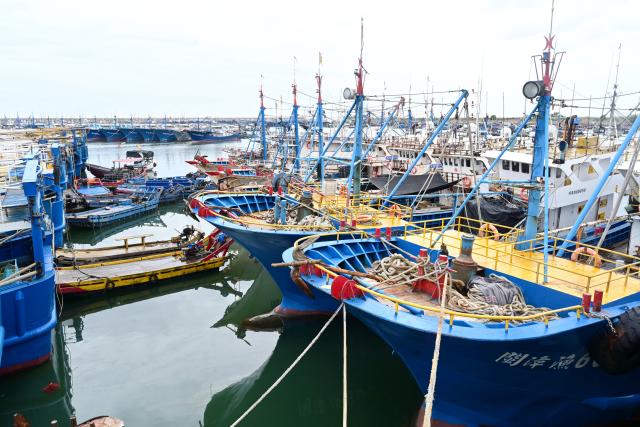 (260725) -- BEIJING, July 25, 2026 (Xinhua) -- Fishing boats take shelter from the typhoon at a port in Zhangzhou, southeast China's Fujian Province, on July 25, 2026. China's State Flood Control and Drought Relief Headquarters on Saturday raised its emergency response for flood and typhoon control in Guangdong Province to Level III as Typhoon Noul intensified, while activating a Level IV flood emergency response for Jiangxi and Hunan provinces.
   Typhoon Noul, the 12th typhoon of the year, is expected to make landfall along the coast between Hong Kong and Huilai in Guangdong Province between Saturday evening and Sunday morning. (Xinhua/Lin Shanchuan)