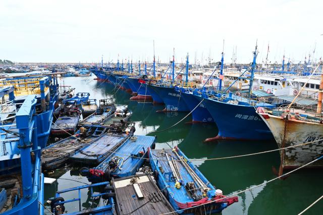 (260725) -- BEIJING, July 25, 2026 (Xinhua) -- Fishing boats take shelter from the typhoon at a port in Zhangzhou, southeast China's Fujian Province, on July 25, 2026. China's State Flood Control and Drought Relief Headquarters on Saturday raised its emergency response for flood and typhoon control in Guangdong Province to Level III as Typhoon Noul intensified, while activating a Level IV flood emergency response for Jiangxi and Hunan provinces.
   Typhoon Noul, the 12th typhoon of the year, is expected to make landfall along the coast between Hong Kong and Huilai in Guangdong Province between Saturday evening and Sunday morning. (Xinhua/Lin Shanchuan)