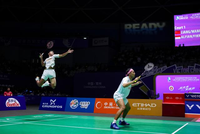 (260725) -- CHANGZHOU, July 25, 2026 (Xinhua) -- Fajar Alfian/Muhammad Shohibul Fikri (L) compete during the men's doubles semifinal match between Liang Weikeng/Wang Chang of China and Fajar Alfian/Muhammad Shohibul Fikri of Indonesia at the China Open 2026 badminton tournament in Changzhou, east China's Jiangsu Province, July 25, 2026. (Xinhua/Sun Fei)