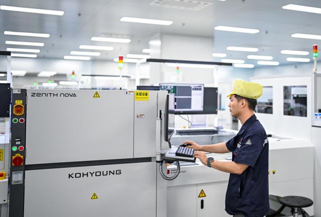 (260725) -- NANTONG, July 25, 2026 (Xinhua) -- A staff member works in an energy storage production workshop at the Sigenergy Nantong Smart Energy Center in Nantong, east China's Jiangsu Province, July 24, 2026. Unlike traditional factories, Sigenergy has achieved a leap from "single-point automation" to "full-process collaborative intelligence." Every key piece of equipment here is connected to the industrial internet, realizing the practical integration of "AI plus energy."
   Sigenergy is one of the Chinese new energy enterprises who are adhering to technological innovation and actively reshaping the new pattern of intelligent manufacturing. (Xinhua/Chen Yehua)