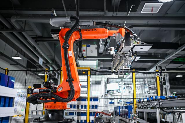 (260725) -- NANTONG, July 25, 2026 (Xinhua) -- A robotic arm works in an energy storage production workshop at the Sigenergy Nantong Smart Energy Center in Nantong, east China's Jiangsu Province, July 24, 2026. Unlike traditional factories, Sigenergy has achieved a leap from "single-point automation" to "full-process collaborative intelligence." Every key piece of equipment here is connected to the industrial internet, realizing the practical integration of "AI plus energy."
   Sigenergy is one of the Chinese new energy enterprises who are adhering to technological innovation and actively reshaping the new pattern of intelligent manufacturing. (Xinhua/Chen Yehua)