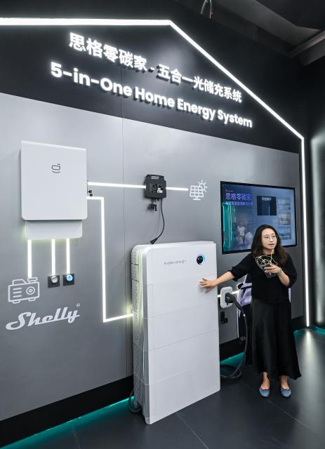 (260725) -- NANTONG, July 25, 2026 (Xinhua) -- A staff member introduces a home energy system at the exhibition hall of Sigenergy Nantong Smart Energy Center in Nantong, east China's Jiangsu Province, July 24, 2026. Unlike traditional factories, Sigenergy has achieved a leap from "single-point automation" to "full-process collaborative intelligence." Every key piece of equipment here is connected to the industrial internet, realizing the practical integration of "AI plus energy."
   Sigenergy is one of the Chinese new energy enterprises who are adhering to technological innovation and actively reshaping the new pattern of intelligent manufacturing. (Xinhua/Chen Yehua)