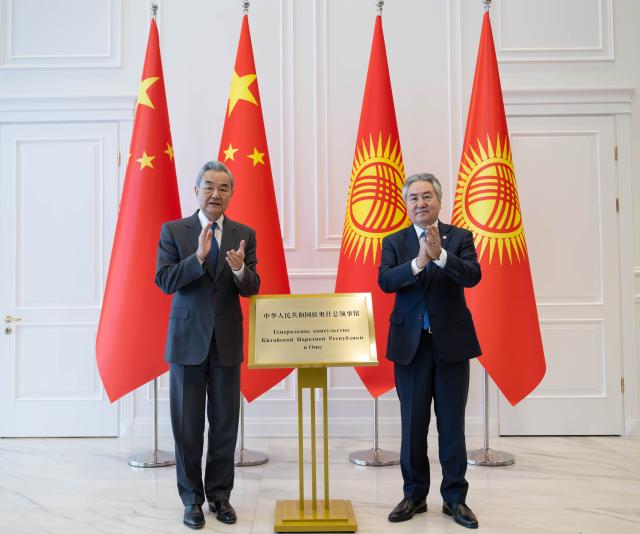 (260725) -- CHOLPON-ATA, July 25, 2026 (Xinhua) -- Wang Yi, a member of the Political Bureau of the Communist Party of China Central Committee and Chinese foreign minister, and Kyrgyz Foreign Minister Jeenbek Kulubaev attend the ceremony for the reopening of the Chinese Consulate General in Osh, on July 25, 2026. Wang held talks with Kulubaev on Saturday. (Xinhua/Li Renzi)