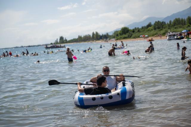 (260725) -- ISSYK-KUL LAKE, July 25, 2026 (Xinhua) -- People enjoy themselves at Issyk-Kul Lake in Kyrgyzstan, on July 23, 2026. Issyk-Kul Lake, located in the northeastern part of Kyrgyzstan, covers an area of more than 6,000 square kilometers and ranks as the world's second-largest alpine lake. (Xinhua/Li Renzi)