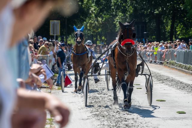 (260725) -- VOORSCHOTEN, July 25, 2026 (Xinhua) -- Horses race in the annual short-distance horse race, a tradition dating back to 1924 in Voorschoten, the Netherlands, July 25, 2026. (Photo by Monique Shaw/Xinhua)