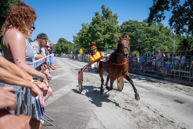 (260725) -- VOORSCHOTEN, July 25, 2026 (Xinhua) -- A horse races in the annual short-distance horse race, a tradition dating back to 1924 in Voorschoten, the Netherlands, July 25, 2026. (Photo by Monique Shaw/Xinhua)