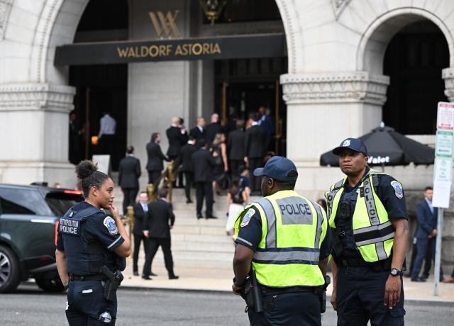 (260726) -- BEIJING, July 26, 2026 (Xinhua) -- Police officers stand guard outside the Waldorf Astoria hotel where the White House Correspondents' Association Dinner is held in Washington, D.C., the United States, July 24, 2026. The rescheduled 2026 White House Correspondents' Association Dinner was held at the Waldorf Astoria hotel here on Friday.
   The dinner was rescheduled after gunshots were heard during the original event at the Washington Hilton Hotel on April 25, leading to the emergency evacuation of U.S. President Donald Trump and the arrest of the suspect. (Xinhua/Li Rui)