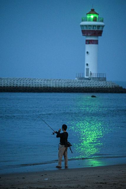 (260726) -- BEIJING, July 26, 2026 (Xinhua) -- A tourists fishes at Paigang Village of Tanmen Town in Qionghai City, south China's Hainan Province, July 21, 2026. Building on the unique identities of Boao Town, home to the Boao Forum for Asia, and Tanmen Town, a historic fishing port with a thousand-year legacy, Qionghai City has been advancing the coordinated construction of picturesque rural villages across the Boao-Tanmen area. Taking advantage of Hainan's round-the-island highway, the city has linked both newly constructed and previously cultivated beautiful and harmonious villages into a cohesive chain to forge a globally influential rural revitalization belt. (Xinhua/Pu Xiaoxu)