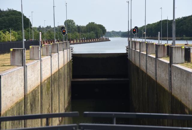 (260726) -- EEFDE, July 26, 2026 (Xinhua) -- This photo taken on July 25, 2026 shows a view of the lock in Eefde, a village in Gelderland Province, the Netherlands. The lock, which provides access to the Twente Canal, was closed to shipping from July 25 because of the persistent drought and heatwave. (Xinhua/Shao Haijun)