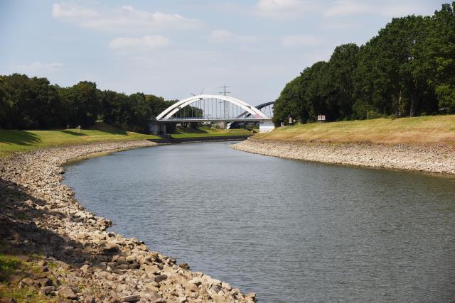 (260726) -- EEFDE, July 26, 2026 (Xinhua) -- This photo taken on July 25, 2026 shows the low water level near the lock in Eefde, a village in Gelderland Province, the Netherlands. The lock, which provides access to the Twente Canal, was closed to shipping from July 25 because of the persistent drought and heatwave. (Xinhua/Shao Haijun)