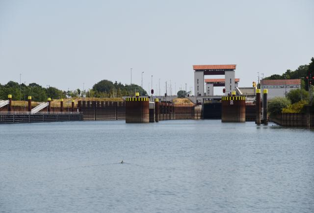(260726) -- EEFDE, July 26, 2026 (Xinhua) -- This photo taken on July 25, 2026 shows a view of the lock in Eefde, a village in Gelderland Province, the Netherlands. The lock, which provides access to the Twente Canal, was closed to shipping from July 25 because of the persistent drought and heatwave. (Xinhua/Shao Haijun)