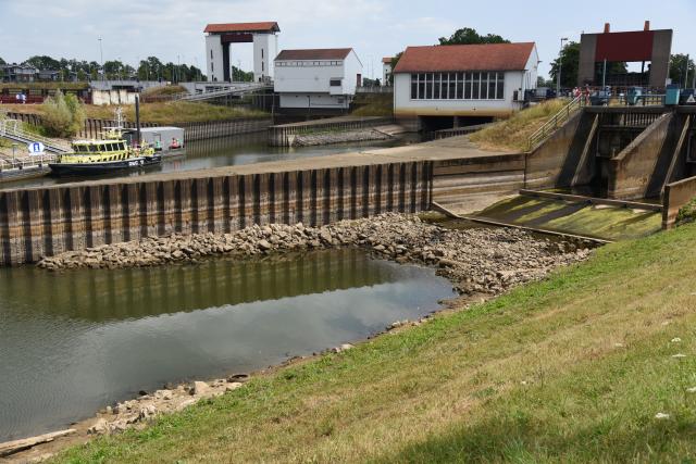 (260726) -- EEFDE, July 26, 2026 (Xinhua) -- This photo taken on July 25, 2026 shows a view of the lock in Eefde, a village in Gelderland Province, the Netherlands. The lock, which provides access to the Twente Canal, was closed to shipping from July 25 because of the persistent drought and heatwave. (Xinhua/Shao Haijun)
