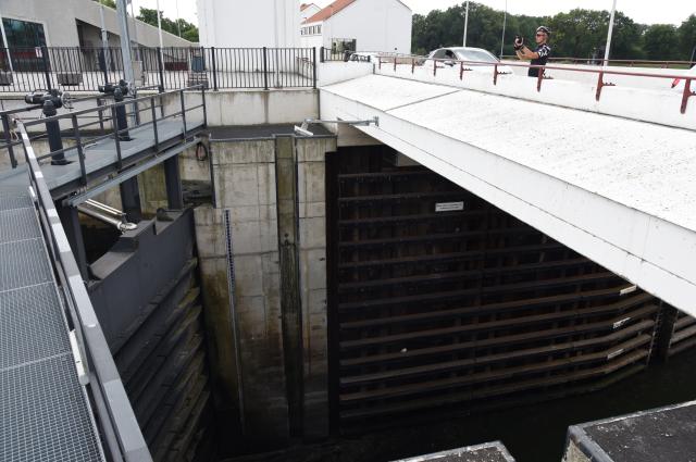 (260726) -- EEFDE, July 26, 2026 (Xinhua) -- A cyclist takes photos of the lock in Eefde, a village in Gelderland Province, the Netherlands, July 25, 2026. The lock, which provides access to the Twente Canal, was closed to shipping from July 25 because of the persistent drought and heatwave. (Xinhua/Shao Haijun)